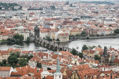 Charles Köprüsü 'nün hava manzarası bulutlu bir günde Prag' ı ziyaret eden turistlerle doluydu.