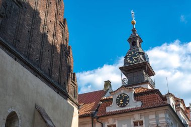 Eski Yeni Sinagog ve Yahudi belediye binası Prag 'ın Yahudi mahallesinde mavi bir gökyüzünün altında yan yana duruyorlar.