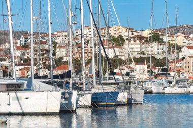 Güneşli bir günde Hırvatistan 'ın Rogoznica kentindeki marinaya çok sayıda beyaz yat yanaşıyor