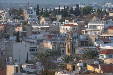 Kıbrıs Rum Kesimi 'nin eski Lefkoşe kasabası, şehir siluetinin üzerinde yükselen kilise kulesini gösteriyor