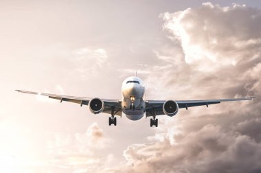 Büyük yolcu jeti uzun bir transatlantik uçuştan sonra havaalanına yaklaşıyor.