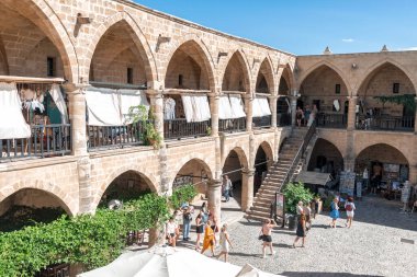 Lefkoşe, Kıbrıs - 24 Ekim 2022: Kıbrıs Rum Kesimi 'nin Lefkoşe kentindeki en büyük kervanı olan Buyuk Han' da gezen ve alışveriş yapan turistler