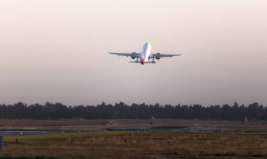 Büyük yolcu uçağı pistten kalkıyor.