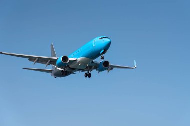 Büyük yolcu uçağı güneşli bir günde bir havaalanına yaklaşıyor.