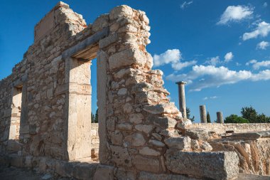 Kıbrıs 'taki Apollo Hylates tapınağının antik kalıntıları taş duvarları ve sütunları gösteriyor. Limasol Bölgesi