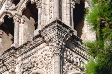 Çiçek motifleri ve karmaşık desenli dekoratif taş oymalar Kıbrıs 'ın Pano Lefkara kentindeki bir kilise kulesinin köşesini süslüyor
