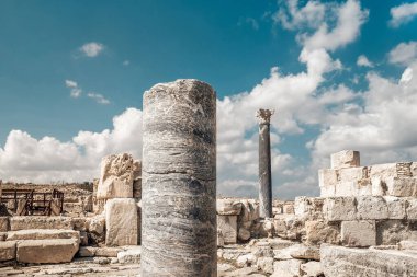 Kourion şehrinin kalıntıları arasında duran antik sütunlar. Episkopi, Limasol İlçesi, Kıbrıs