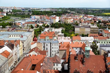 Yazın kırmızı çatıları ve yeşil ağaçları olan Plzen (Pilsen) şehrinin panoramik manzarası. Çek Cumhuriyeti