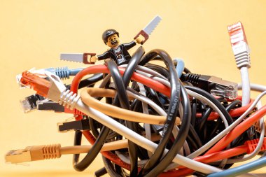 Lego teknisyeni karışık ethernet kablolarını tamir etmeye çalışıyor. İllüstrasyon başyazısı. 20 Ocak 2025