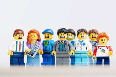 Endişeli bir grup lego, bir işadamı, bir inşaat işçisi, bir doktor ve bir çocuk dahil endişeli görünüyor. İllüstrasyon başyazısı. 20 Ocak 2025