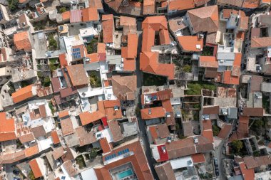 Kıbrıs Rum Kesimi 'nin Lefkara köyünde, dar sokaklar ve kırmızı kiremitli çatılara sahip evlerin yer aldığı geleneksel mimari, hava perspektifinden çekildi. Larnaca Bölgesi