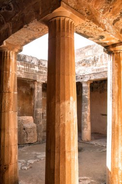 Kıbrıs Rum Kesimi 'nin Paphos kentindeki Kralların Mezarları içindeki antik sütunları aydınlatan güneş ışığı,