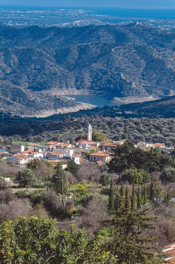 Kato lefkara köyünün dağların arasına yerleşmiş, bir su deposuna bakan ve geleneksel Kıbrıs mimarisini gözler önüne seren manzarası. Larnaca Bölgesi, Kıbrıs
