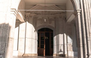 Pano Lefkara 'nın cazibesini keşfetmek: Kıbrıs' taki Kutsal Haç Kilisesi 'nin süslü girişi. Larnaca Bölgesi, Kıbrıs