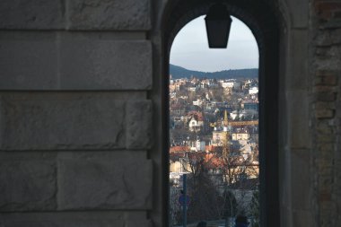 Eski taş kemer yolu Budapeşte, Macaristan manzarasını çerçeveliyor, arkasında Buda tepeleri var.