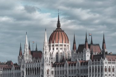 Macar parlamento binası bulutlu bir günde Macaristan 'ın Budapeşte kentinde ayakta duruyor.