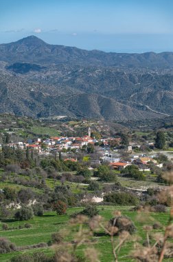 Kıbrıs 'taki Kato Lefkara köyünün manzarası, geleneksel mimariyi gözler önüne seriyor ve Troodos dağlarının güzelliğiyle çevrili.
