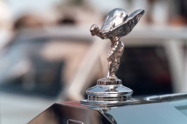 Larnaca, Cyprus- 12 Mayıs 2024: Rolls-Royce 'un arabasına monte edilmiş, zarafet ve otomotiv lüksünü somutlaştıran, Ecstasy' nin cilalanmış krom rengi kaput maskotu.