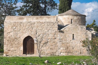 Kıbrıs Rum Kesimi 'nin Limasol ilçesindeki Kolossi köyündeki Aziz Efstathios kilisesinin taş duvarlarını süsleyen aşınmış ahşap kapı..