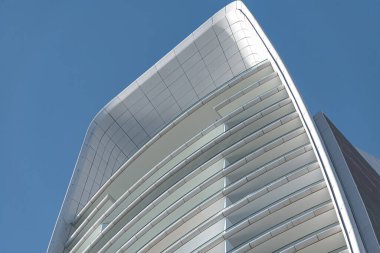 Kıbrıs Rum Kesimi 'nin Limasol kentinde, mavi gökyüzü altında balkonlarla modern bina cephesi parlıyor