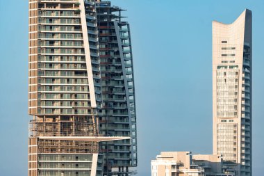 Gökyüzüne uzanan modern gökdelenler, Kıbrıs 'ın Limasol kentinin çağdaş mimarisini gözler önüne seriyor