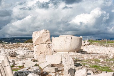 Kıbrıs Rum Kesimi 'nin Limasol kentinde bulutlu bir günde Amathus' un antik harabeleri büyük taş vazo ile.