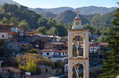 Kıbrıs 'ın Troodos dağlarındaki Platanistasa köyüne bakan çan kulesi. Lefkoşe Bölgesi.