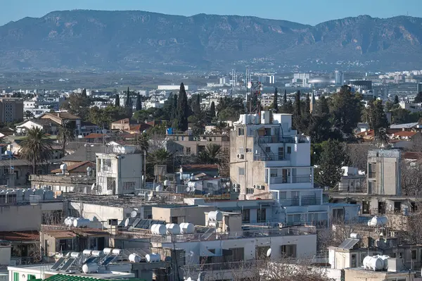 Arkasında BM Tampon Bölgesi olan Eski Lefkoşe Kasabası 'nın sakinleri. Kıbrıs.