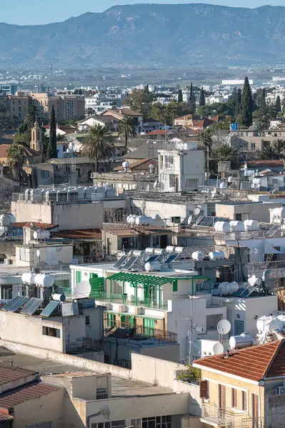 Arkasında BM Tampon Bölgesi olan Eski Lefkoşe Kasabası 'nın sakinleri. Kıbrıs