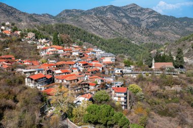 Kırmızı kiremit çatılı geleneksel evler Alona 'nın bir dağ köyünde büyüleyici bir manzara yaratıyor, bereketli doğa ve sakin bir atmosfer ile çevrili.