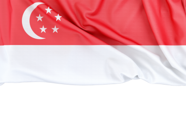 Singapur bayrağı beyaz arkaplanda izole edilmiş ve altında kopyalama alanı var. 3B görüntüleme.