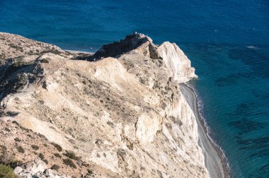 Cape Aspro 'nun beyaz kayalıklarının Pissouri' deki derin mavi Akdeniz 'le buluşması nefes kesici bir manzara.