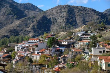 Troodos dağlarına yerleşmiş Platanistasa köyünün manzaralı manzarası, geleneksel mimari ve doğal güzelliği vurguluyor. Lefkoşe Bölgesi, Kıbrıs