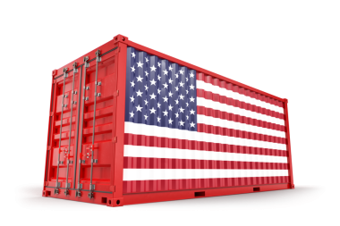 Uluslararası ticaret lojistiğini temsil eden yıpranmış Amerikan bayrağı taşıyan paslı kırmızı nakliye konteynırı. 3B görüntüleme.