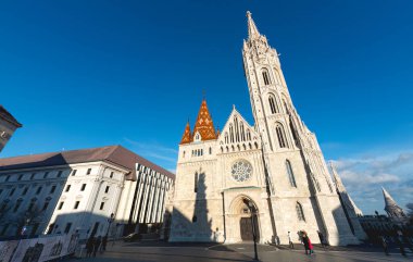Budapeşte, Macaristan - 2 Ocak 2019: Matthias Kilisesi Budapeşte 'de güneşli bir günde meydana uzun bir gölge düşürüyor