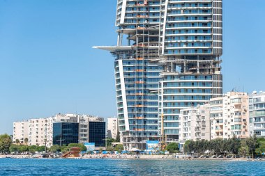 Limasol, Kıbrıs - 09 Eylül 2022: Limasol kıyı şeridi üzerinde inşa halindeki bir gökdelenin manzarası