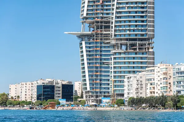Limasol, Kıbrıs - 09 Eylül 2022: Limasol kıyı şeridi üzerinde inşa halindeki bir gökdelenin manzarası