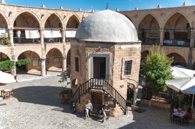 Lefkoşe, Kıbrıs - 12 Mart 2024: Lefkoşe 'nin tarihi kervanı Buyuk Han' ın avlusunda dinlenen turistler