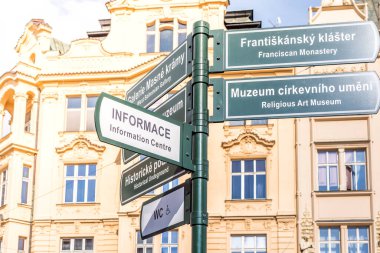 Plzen (Pilsen), Çek Cumhuriyeti - 05 Mayıs 2017: PZzen, Czech cumhuriyetindeki yeşil yön işaretleri, müzeler, tarihi mekanlar ve bir bilgi merkezi de dahil olmak üzere turistlere çeşitli etkinliklerde rehberlik etmek