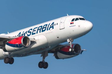 Larnaca, Kıbrıs - 29 Haziran 2024: Air Serbia Airbus A319 iniş takımları açık ve kanatçıkları genişletilmiş bir şekilde piste yaklaşıyor