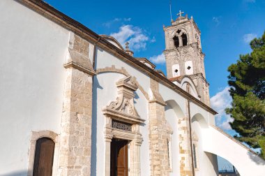 Kıbrıs Rum Kesimi 'nin tarihi Pano Lefkara kentinde mavi gökyüzüne yükselen Venedik tarzı çan kulesinin yer aldığı Kutsal Haç Kilisesi