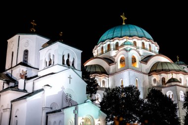 Gece parlayan Aziz Sava tapınağı, heybetli bir simge ve en büyük Sırp Ortodoks kilise binası