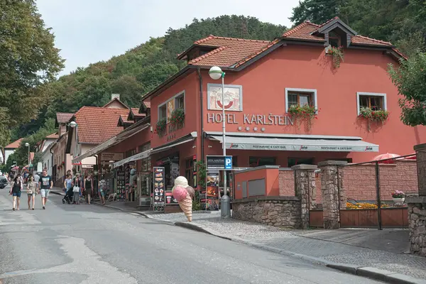 Karlstejn, Çek Cumhuriyeti - 03 Eylül 2016: Çek Cumhuriyeti 'nin Karlstejn kentindeki pitoresk köyde yürüyen ve alışveriş yapan turistler