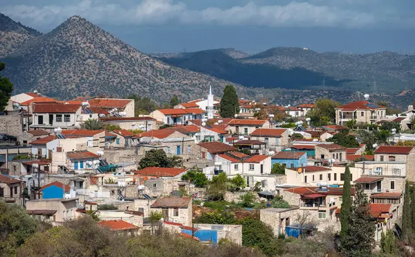 Kırmızı kiremitli çatıları ve beyaz duvarları olan geleneksel evler, Kıbrıs Rum Kesimi 'nin Troodos dağlarına kurulmuş Pano Lefkara köyünde pitoresk bir manzara oluşturuyor.