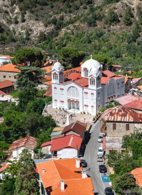 Timios Stavros Kilisesi Pedoulas, Troodos Dağları ve Kıbrıs Rum Kesimi 'nde yemyeşil ile çevrili.