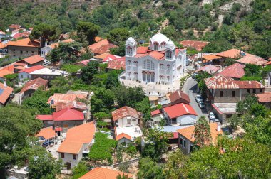 Hava manzarası, Pedoulas köyünü kırmızı kiremitli çatılarla ve merkezindeki Başmelek Michael Kilisesi 'ni gösteriyor. Bu da Troodos Dağları' nın geleneksel mimarisini yansıtıyor.
