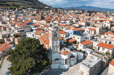 Geleneksel mimarisi ve manzarası olan büyüleyici bir köy.