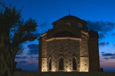 Kıbrıs Rum Kesimi 'nin Peyia kentindeki Agios Georgios Kilisesi, güzel mavi gökyüzünün altında alacakaranlıkta aydınlandı. Paphos Bölgesi