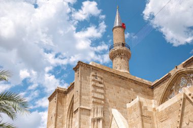 Kıbrıs 'ın Lefkoşe kentindeki Selimiye Camii' nin düşük açılı manzarası, karmaşık mimarisini ve parlak mavi gökyüzüne karşı yükselen minaresini gözler önüne seriyor