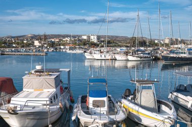 Güneşli bir günde, Kıbrıs 'ın pitoresk bir limanı olan Zygi Marina' da demirleyen beyaz kayıklar.